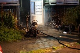 Scooters in brand bij portiek flat in Den Helder