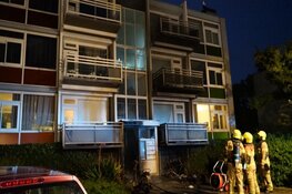 Scooters in brand bij portiek flat in Den Helder