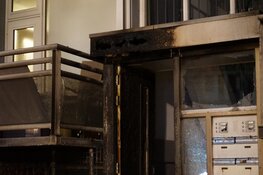 Scooters in brand bij portiek flat in Den Helder