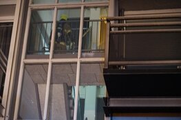 Scooters in brand bij portiek flat in Den Helder