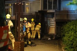 Scooters in brand bij portiek flat in Den Helder