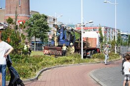 Kraan maakt kortsluiting op rotonde