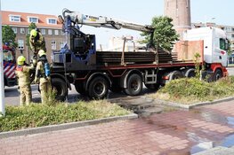 Kraan maakt kortsluiting op rotonde