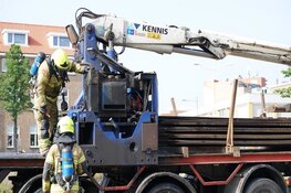 Kraan maakt kortsluiting op rotonde