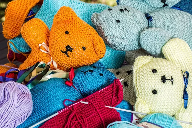 Knuffels gestolen en spijkers in de grond geslagen bij kindergrafjes in Den Helder