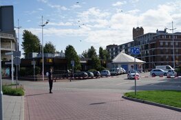 Bernhardplein uren afgesloten door verwarde vrouw die dreigt te springen