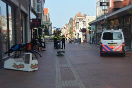 Bewakingsbeelden tonen hoe 3-jarige peuter getuige is van neersteken ouders