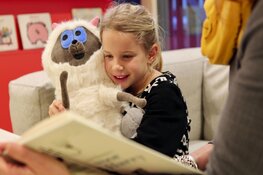 Voorlezen in bibliotheek Julianadorp en School 7