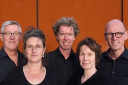 School 7 vol van gedichten