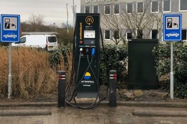 McDonald’s en Vattenfall plaatsen hun eerste snellaadpunt voor elektrische auto’s in de Kop van Noord-Holland