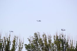 Gevechtshelikopters doen 'missing man formation' na begrafenis omgekomen militairen bij helikoptercrash