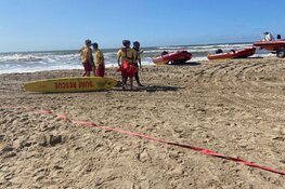 Man die kinderen uit zee wilde redden, aangespoeld op strand