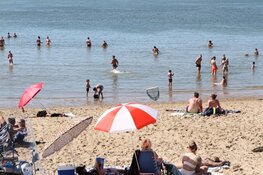 Drukte op strand bij Huisduinen. Handhaving deelt waarschuwingen uit