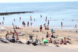 Drukte op strand bij Huisduinen. Handhaving deelt waarschuwingen uit