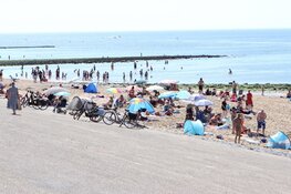 Drukte op strand bij Huisduinen. Handhaving deelt waarschuwingen uit
