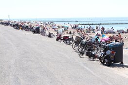 Drukte op strand bij Huisduinen. Handhaving deelt waarschuwingen uit