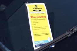 Drukte op strand bij Huisduinen. Handhaving deelt waarschuwingen uit