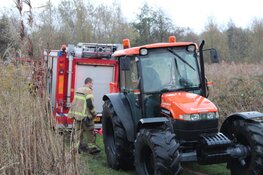 Brandweerauto vast in modder