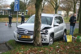 Gewonde bij botsing tegen boom in Den Helder