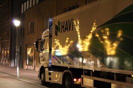 Vrachtwagen tegen lantaarnpaal in Den Helder