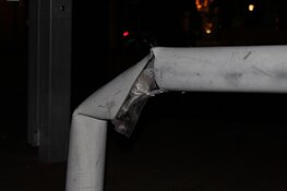 Vrachtwagen tegen lantaarnpaal in Den Helder