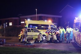 Fietser bekneld onder auto in Den Helder