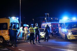 Fietser bekneld onder auto in Den Helder