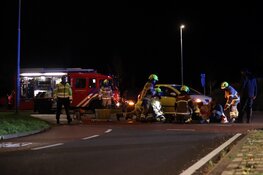 Fietser bekneld onder auto in Den Helder