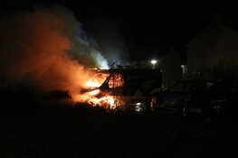 Bestelbus door brand verwoest