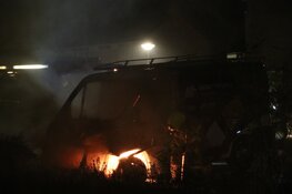 Bestelbus door brand verwoest