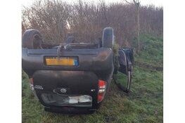 Gladheid zorgt voor problemen; auto over de kop in Julianadorp