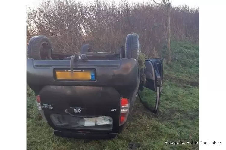 Gladheid zorgt voor problemen; auto over de kop in Julianadorp