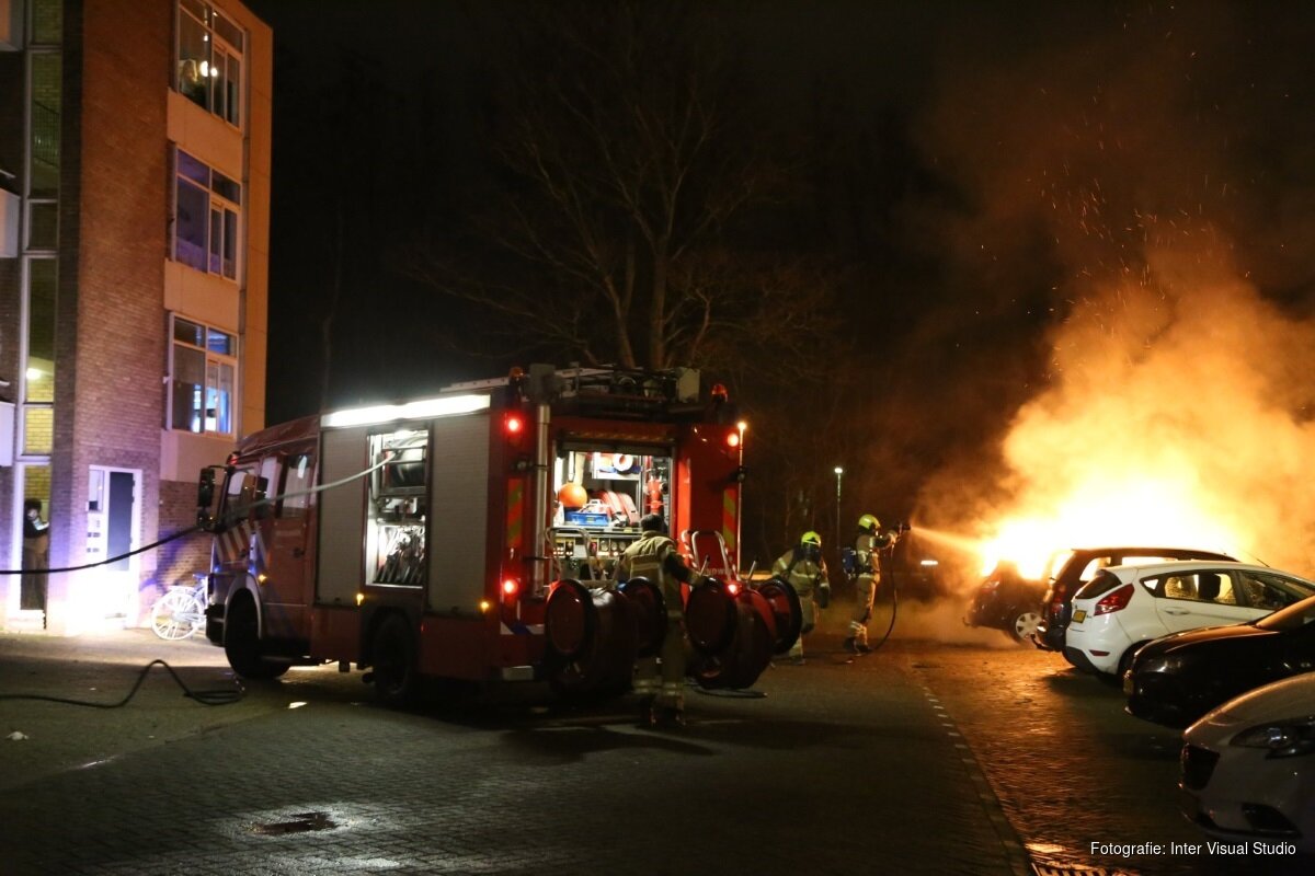 Autobrand in Den Helder. Vuurwerk mogelijke oorzaak