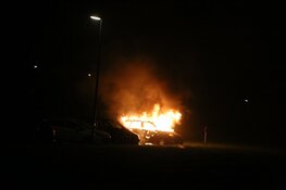Autobrand in Den Helder. Vuurwerk mogelijke oorzaak
