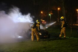 Autobrand in Den Helder. Vuurwerk mogelijke oorzaak