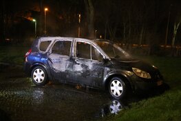 Autobrand in Den Helder. Vuurwerk mogelijke oorzaak