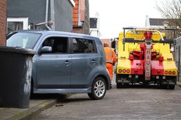 Auto rijdt tuin in na uitwijkenmanoeuvre in Den Helder