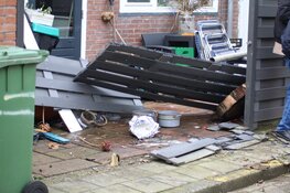 Auto rijdt tuin in na uitwijkenmanoeuvre in Den Helder