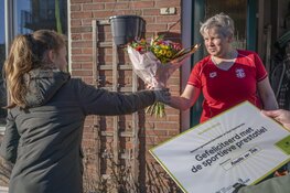 Wethouder De Vrij bezoekt en verrast sporttalenten