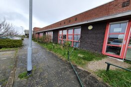 Auto rijdt tegen gevel in Julianadorp