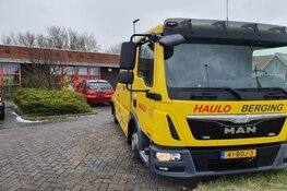 Auto rijdt tegen gevel in Julianadorp