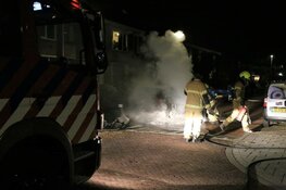 Geparkeerde auto in Lekstraat door brand verwoest