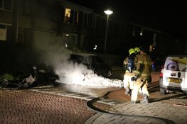 Geparkeerde auto in Lekstraat door brand verwoest