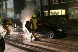 Geparkeerde auto in Lekstraat door brand verwoest