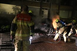 Geparkeerde auto in Lekstraat door brand verwoest