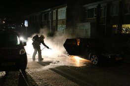Geparkeerde auto in Lekstraat door brand verwoest