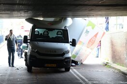 Bestelbus tegen spoorviaduct in Den Helder