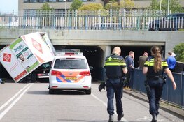 Bestelbus tegen spoorviaduct in Den Helder