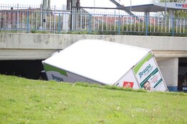 Bestelbus tegen spoorviaduct in Den Helder
