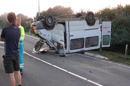 Frontale aanrijding N9 bij Sint Maartensvlotbrug zorgt voor ravage